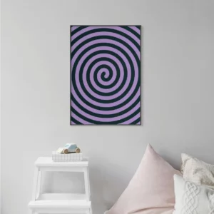 Barntavla på en grå vägg som visar ett lila och svart spiralmönster, perfekt poster för barnrum