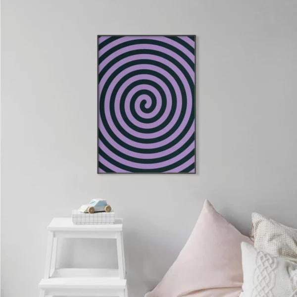 Barntavla på en grå vägg som visar ett lila och svart spiralmönster, perfekt poster för barnrum