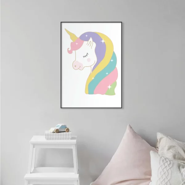 Barntavla sitter på en grå vägg med en enhörning, perfekt poster för barnrum