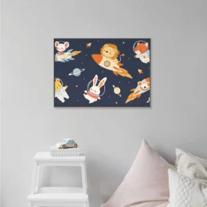 Barntavla på grå vägg som visar djur i rymdraketer, perfekt poster för barnrum